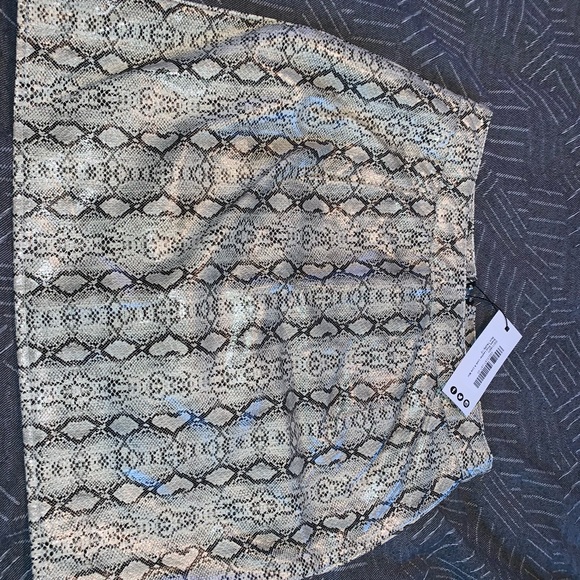Snake print vinyl skirt - Picture 3 of 4